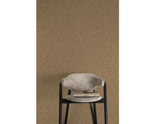 Bruin vliesbehang met grafisch patroon en stoel