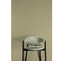 Close-up van een subtiel patroonbehang en een stoel