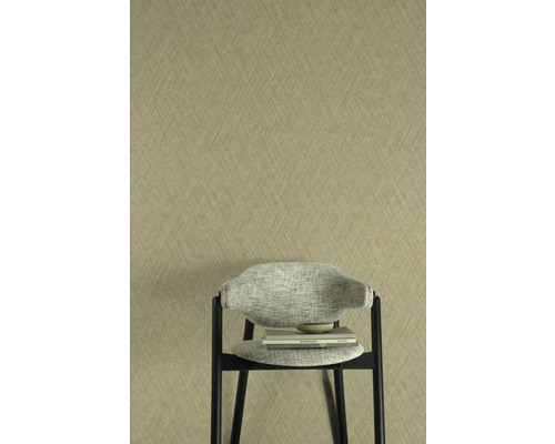 Close-up van een subtiel patroonbehang en een stoel