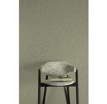 Close-up van een behang met patroon, met een stoel ervoor