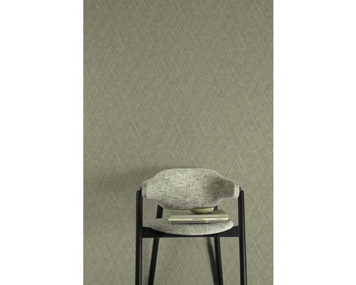 Close-up van een behang met patroon, met een stoel ervoor