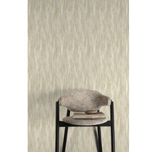 Behang met abstract patroon en een stoel op de voorgrond