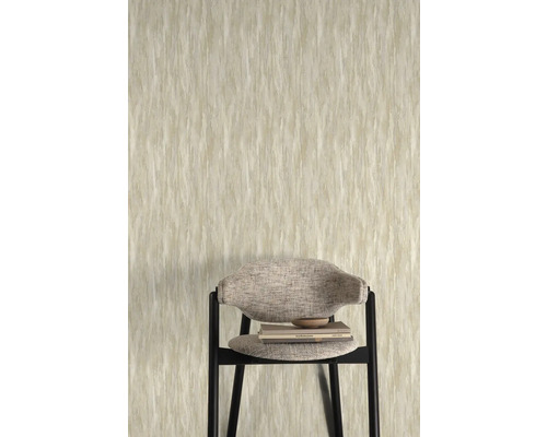 Behang met abstract patroon en een stoel op de voorgrond