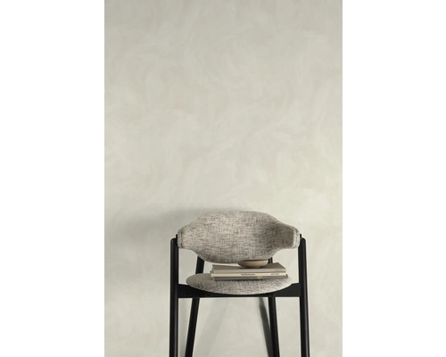 Stoel met stoffen bekleding, boeken en kom voor een muur