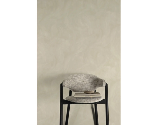 Decoratief interieur met stoel, boeken en schaal tegen een muur