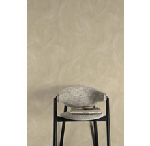 Decoratieve wandbekleding met stoel en boeken