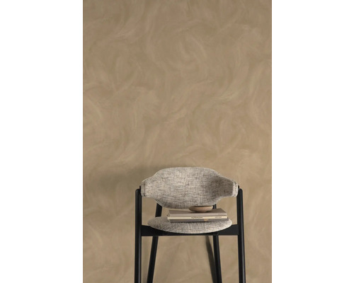 Wanddecoratie met Venetiaanse stuctechniek en stoel