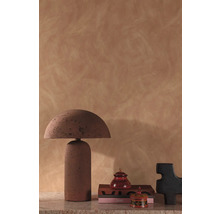 Decoratieve scène met tafellamp, boeken en sierpotten