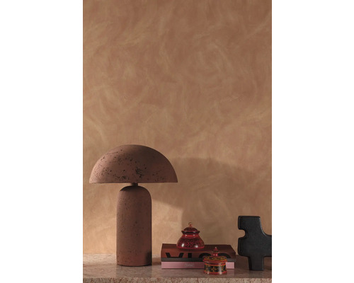 Decoratieve scène met tafellamp, boeken en sierpotten