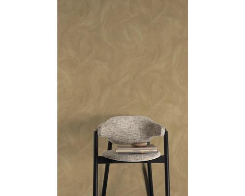 Wanddecoratie met marmorino en stoel