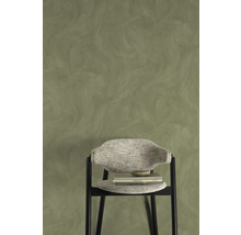 Wanddecoratie met spateltechniek en stoel