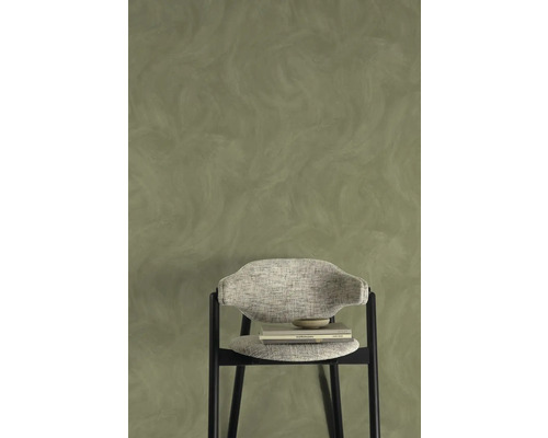 Wanddecoratie met spateltechniek en stoel