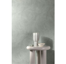 Wanddecoratie met spateltechniek, tafel met decoratie