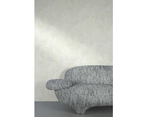 Grijze bank met gestructureerde stoffen bekleding voor een wand