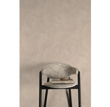 Stoel met stoffen bekleding en houten schaal op boeken