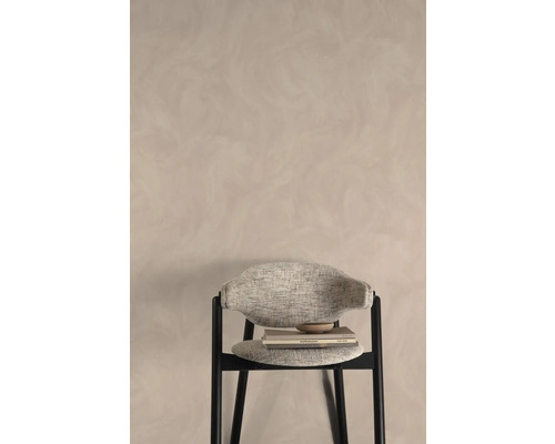 Stoel met stoffen bekleding en houten schaal op boeken