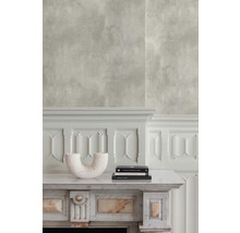 Interieurontwerp met een patroonbehang, een marmeren schouw en decoratieve elementen