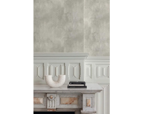 Interieurontwerp met een patroonbehang, een marmeren schouw en decoratieve elementen