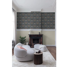 Woonkamer met een bloemenbehang, open haard en witte meubels voor een lichte en moderne sfeer