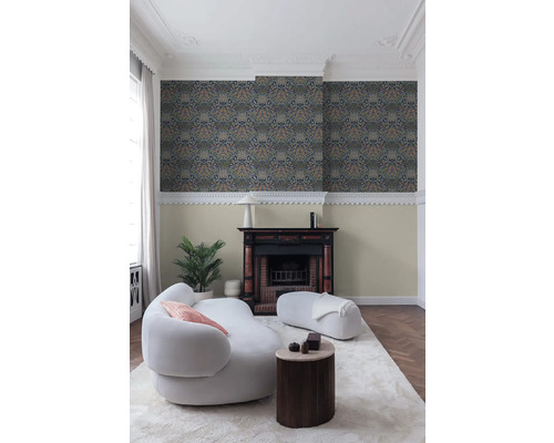 Woonkamer met een bloemenbehang, open haard en witte meubels voor een lichte en moderne sfeer