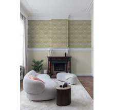 Woonkamer met patroonbehang, open haard en witte meubels voor een lichte en ruime sfeer.