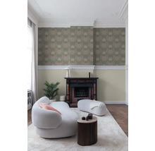 Woonkamer met bloemrijk behang, open haard en witte meubels voor een lichte en georganiseerde sfeer.