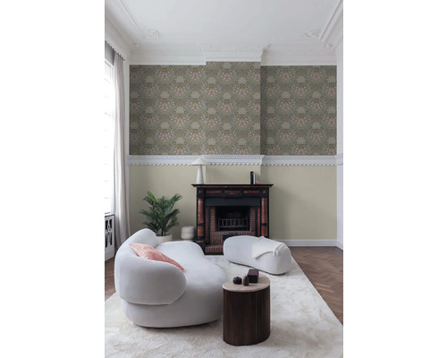 Woonkamer met bloemrijk behang, open haard en witte meubels voor een lichte en georganiseerde sfeer.