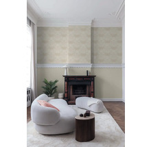 Woonkamer met behang, bank, fauteuil en open haard