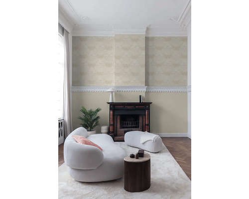 Woonkamer met behang, bank, fauteuil en open haard