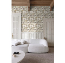 Woonkamer met bloemenbehang, witte bank en houten balkenplafond