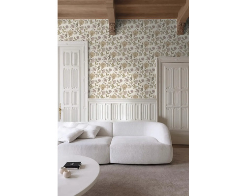 Woonkamer met bloemenbehang, witte bank en houten balkenplafond