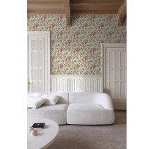 Woonkamer met bloemenbehang, witte bank en tafel