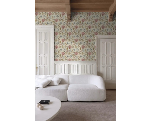 Woonkamer met bloemenbehang, witte bank en tafel