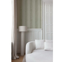 Interieur met gestreept behang, staande lamp en bank