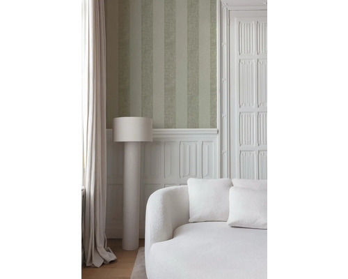 Interieur met gestreept behang, staande lamp en bank