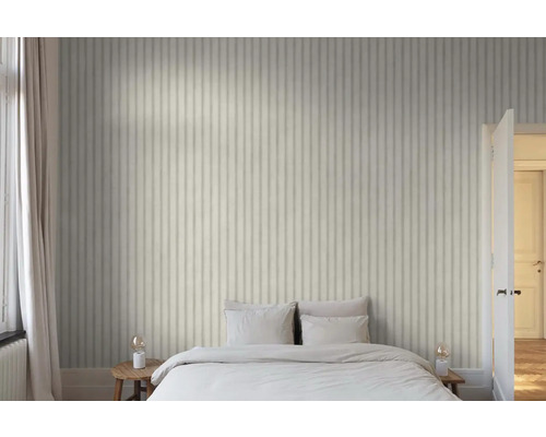 Slaapkamer met gestreept behang