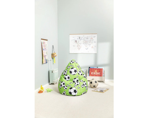 Kinderkamer met voetbalzitzak, wereldkaart en speelgoed