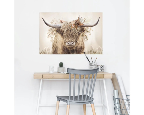 Decoratieve afbeelding van een Schotse hooglander met bloemenkroon boven een bureau.