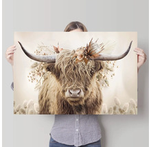 Vrouw houdt canvas print vast met hooglander met bloemversiering