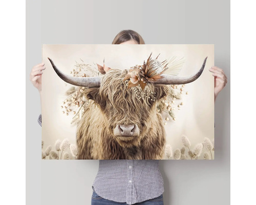 Vrouw houdt canvas print vast met hooglander met bloemversiering