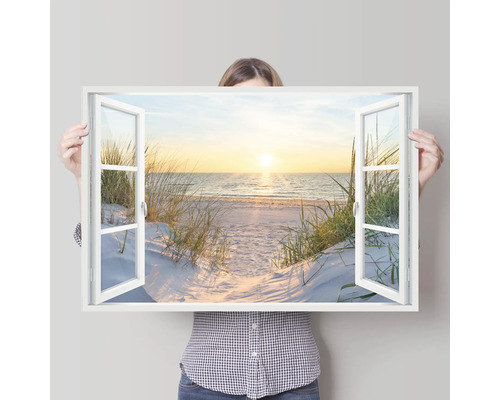 Vrouw houdt een raamafbeelding met strandmotief vast