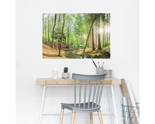 Fotobehang met bosmotief boven een bureau