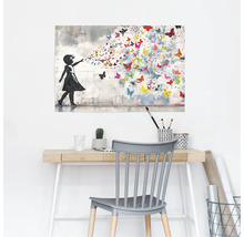 Decoratieve muurkunst met meisje en vlinders boven een bureau