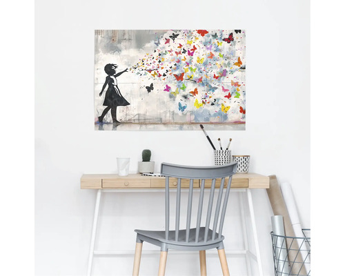 Decoratieve muurkunst met meisje en vlinders boven een bureau