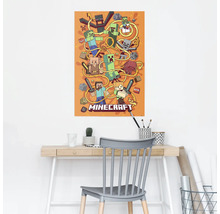 Minecraft-poster met verschillende personages aan een muur boven een bureau
