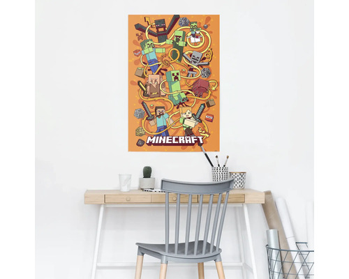 Minecraft-poster met verschillende personages aan een muur boven een bureau