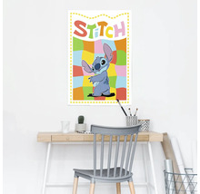 Decoratieve wanddecoratie met Stitch motief boven een bureau