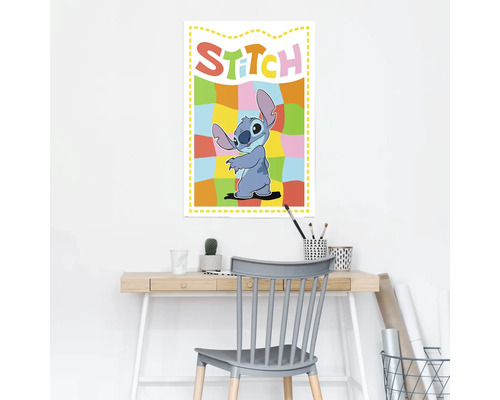 Decoratieve wanddecoratie met Stitch motief boven een bureau