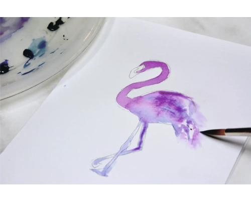 Aquarelschilderij van een flamingo op papier met penseel en kleurenpalet