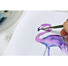 Aquarelschilderij van een flamingo met penseel op papier